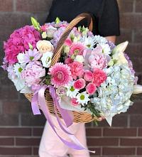 Композиция солнечный день в Полтавском Цветочная композиция из Розы, Хризантемы, Пионы и Лизиантусы в корзине в Полтавском